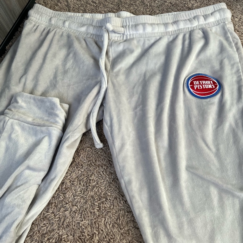 5/45$ or 10/80$

detroit pistons fleece sweats